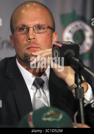 17. Juni 2011 – St. Paul, MN, USA – â€¢ – 17. Juni 2011 – St. Paul, MN – auf diesem Foto stellen die Minnesota Wild ihren neuen Cheftrainer Mike Yeo vor. Mit 37 ist Yeo der jüngste Cheftrainer der NHL. Hier hört der neue Cheftrainer Mike Yeo eine Frage von einem Medienmitglied. (Kreditbild: David Joles/Minneapolis Star Tribune/TNS via ZUMA Wire) Stockfoto