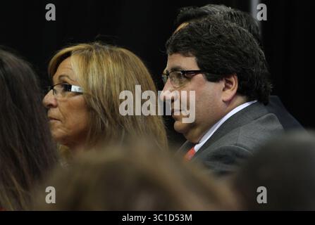 21. Juni 2011 - USA - , MN., Dienstag, 21/11 (von links nach rechts) Minnesota Timberwolves Ricky Rubio Eltern, Tonia und Esteve Rubio beobachteten die Pressekonferenz ihres Sohnes. (Kreditbild: Bruce Bisping/Minneapolis Star Tribune/TNS via ZUMA Wire) Stockfoto