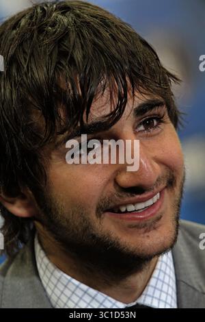 21. Juni 2011 - USA - , MN., Dienstag, 21/11 (von links nach rechts) Minnesota Timberwolves Ricky Rubio lächelte während seiner ersten Pressekonferenz mit dem Team. (Kreditbild: Bruce Bisping/Minneapolis Star Tribune/TNS via ZUMA Wire) Stockfoto