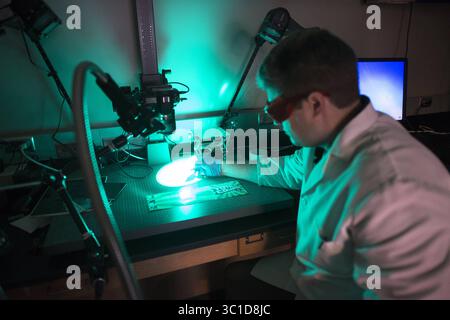 31. Juli 2014: Andover, MN, USA: Der Forensiker Ryan Coller demonstrierte eine alternative Lichtquelle, indem er einen latenten Fingerabdruck im forensischen Labor von Anoka County enthüllte. NoLAB 080614 567278 20035624A das forensische Labor von Anoka County wurde akkreditiert. Sie sind nur das dritte Labor im Bundesstaat, das für DNA akkreditiert ist. Sie machen auch Toxikologie, Pharmachemie und latente Abdrücke. Es ist eine gemeinsame Anstrengung zwischen Sherburne und Wright County. DAVIDBREWSTER/STAR TRIBUNE (Bild: David Brewster/Minneapolis Star Tribune/TNS via ZUMA Wire) Stockfoto