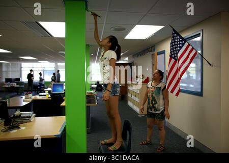 19. August 2014 - Brooklyn Park, MN, USA - Yuridia Otero, fünfte Klasse, malte eine der Säulen im Medienzentrum. (/STAR TRIBUNE) während eines Tages der „Verschönerung“ an der Northport Elementary School in Brooklyn Park, Min., Dienstag, 19. August, 2014. (Bild: Kyndell Harkness/Minneapolis Star Tribune/TNS via ZUMA Wire) Stockfoto