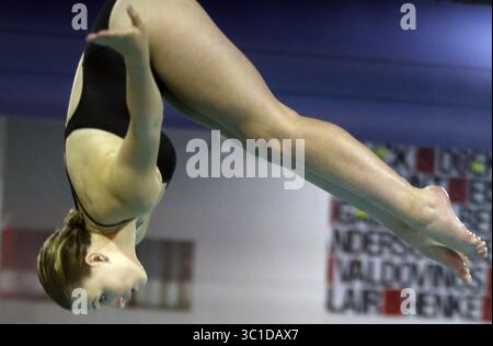 September 2014 - Stillwater, MN - Minnesota, USA - bei Stillwater Jr. High, Stillwater H.S. Taucherin Liz Click ging ihre Routine für ein Treffen später in der Nacht durch./ (Kreditbild: Richard Tsong-Taatarii/Minneapolis Star Tribune/TNS via ZUMA Wire) Stockfoto