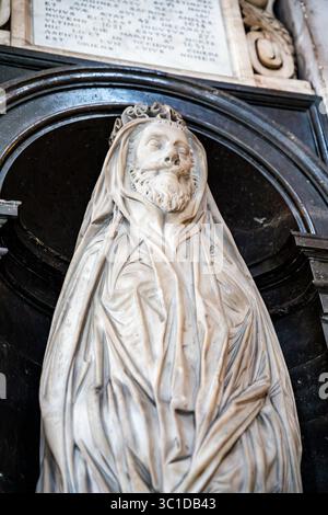 Monument des Dichters und Geistlichen John Donne von Nicholas Stone auf dem St. Paul's Churchyard, eine seltene Kirchenskulptur aus dem frühen 17. Jahrhundert in London, England, Großbritannien Stockfoto