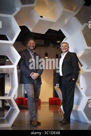 30. November 2017 – Minneapolis, MN, USA – Josh Hoffman links und Ken Greene von der Carlso Rezidor Hotel Group auf dem ROTEN Grundstück des Unternehmens in Radisson in der Innenstadt von Minneapolis. Josh Hoffman, Linke, EVP und Chief Human Resources Officer, mit Ken Greene, President, Americas, Carlson Rezidor Hotel Group in der Lobby des Unternehmens Radisson RED in Downtown Minneapolis Donnerstag Nachmittag, 30. November 2017. (Bild: Jeff Wheeler/Minneapolis Star Tribune/TNS via ZUMA Wire) Stockfoto