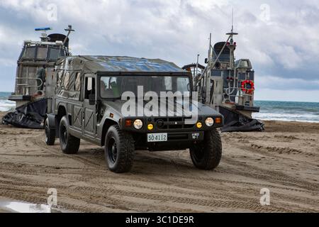 4. Februar 2019 - Camp Pendleton, Kalifornien, USA - Ein taktisches Fahrzeug der Japan Ground Self-Defense Force (JGSDF) fährt von einem Landungsflugzeug, Luftpolster während einer amphibischen Landungsübung für Iron Fist 2019, 4. Februar, auf dem U.S. Marine Corps Base Camp Pendleton, CA. Übung Iron Fist ist eine jährliche, multilaterale Trainingsübung, bei der US-amerikanische und japanische Servicemitarbeiter gemeinsam trainieren und Techniken, Taktiken und Verfahren austauschen, um ihre kombinierten operativen Fähigkeiten zu verbessern. (Kreditbild: © U.S. Marine Corps/ZUMA Wire/ZUMAPRESS.com) Stockfoto