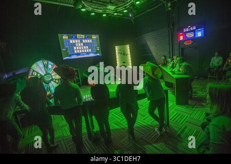 19. Oktober 2017 – Golden Valley, MN, USA – USA – Besucher trugen lustige Hüte und Sonnenbrillen, als sie ein Spiel von „Wheel of Phrases“ spielten, ähnlich wie „Wheel of Fortune“ bei der „Game Show Battle Room“ am Donnerstag, 19. Oktober 2017 in Golden Valley, MN. (Kreditbild: Elizabeth Flores/Minneapolis Star Tribune/TNS via ZUMA Wire) Stockfoto