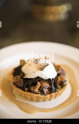 19. Oktober 2017 - Minneapolis, MN, USA - Wild Mushroom Tart mit Spinat, pochiertem Ei und herbstlicher schwarzer Trüffel in der 510 Lounge. HINTERGRUNDINFORMATION: 510 Lounge in Minneapolis, fotografiert am Donnerstag, 19. Oktober 2017. (Kreditbild: Leila Navidi/Minneapolis Star Tribune/TNS via ZUMA Wire) Stockfoto