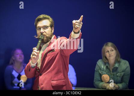 19. Oktober 2017 – Golden Valley, MN, USA – USA – Michael Wesely, cq, veranstaltete ein Spiel von Friendly Fehd, ähnlich wie „Family Fehd“ bei der Game Show Battle Room am Donnerstag, den 19. Oktober 2017 in Golden Valley, MN. (Kreditbild: Elizabeth Flores/Minneapolis Star Tribune/TNS via ZUMA Wire) Stockfoto