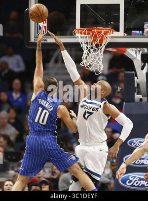 22. November 2017: Minneapolis, MN, USA – Orlando Magic Forward Evan Fournier (10) schießt als Minnesota Timberwolves Forward Taj Gibson (67) in der ersten Halbzeit. ...HINTERGRUNDINFORMATIONEN: Minnesota Timberwolves gegen Orlando Magic im Target Center in Minneapolis am Mittwoch, 22. November 2017. (Kreditbild: Leila Navidi/Minneapolis Star Tribune/TNS via ZUMA Wire) Stockfoto