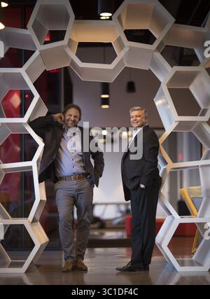 30. November 2017 – Minneapolis, MN, USA – Josh Hoffman links und Ken Greene von der Carlso Rezidor Hotel Group auf dem ROTEN Grundstück des Unternehmens in Radisson in der Innenstadt von Minneapolis. Josh Hoffman, Linke, EVP und Chief Human Resources Officer, mit Ken Greene, President, Americas, Carlson Rezidor Hotel Group in der Lobby des Unternehmens Radisson RED in Downtown Minneapolis Donnerstag Nachmittag, 30. November 2017. (Bild: Jeff Wheeler/Minneapolis Star Tribune/TNS via ZUMA Wire) Stockfoto