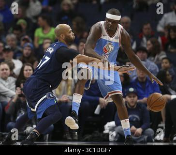 11. Februar 2018: Minneapolis, MN, USA – Minnesota Timberwolves-Stürmer Taj Gibson bewachte die Sacramento Kings-Stürmer Zach Randolph (50) im zweiten Quartal. ...Die Minnesota Timberwolves standen den Sacramento Kings in einem NBA-Basketballspiel am Sonntagabend, 11. Februar 2018, im Target Center in Minneapolis gegenüber. (Bild: Jeff Wheeler/Minneapolis Star Tribune/TNS via ZUMA Wire) Stockfoto