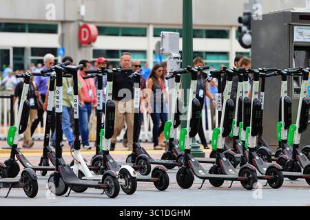 10. Juli 2018 - San Diego, CA, USA - im Juli 2018 parken alle großen Mengen an Leihrollern in der Nähe des Convention Center entlang der 5th Avenue in San Diego. Für E-Scooter gibt es Vorschriften. (Bild: © Eduardo Contreras/San Diego Union-Tribune/TNS via ZUMA Wire) Stockfoto