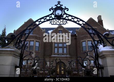 25. Januar 2001 - St. Paul, Minnesota, USA - DATEI: St. Paul, Mn, Donnerstag 1/25/2001 - Außenansicht des Minnesota governorís Mansion. AKTE--das Äußere des Herrenhauses der Gouverneure von Minnesota ist auf einem Aktenfoto vom 25. Januar 2001 in St. Paul, Minn. Gouverneur Jesse Ventura schlug am Donnerstag, 7. März 2002, auf Gesetzgeber zurück, die sein Sicherheitsbudget kürzten, indem sie erklärten, dass er das Herrenhaus des Gouverneurs schließen würde, das 20-Zimmer-Haus des englischen Tudor, das offizielle Residenz von sieben Gouverneuren war. (Kreditbild: Richard Sennott/Minneapolis Star Tribune/TNS via ZUMA Wire) Stockfoto