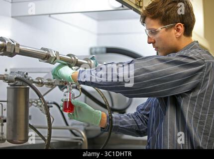 22. Oktober 2014 - Bloomington, MN, USA - Neil Taurinskas von Donaldson Company, arbeitete am neuen Filtersystem in einem der neuen Labore von Donaldson, Mittwoch, 22. Oktober 104 in Bloomington, MN. (/STAR TRIBUNE) (Bild: Elizabeth Flores/Minneapolis Star Tribune/TNS via ZUMA Wire) Stockfoto