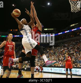 19. August 2015 – Minneapolis, MN, USA – Lynx Rebekkah Brunson fuhr in der ersten Halbzeit gegen Stefanie Dolson in Washington zum Korb. (/STAR TRIBUNE) Lynx vs Washington im Target Center in Minneapolis, Min., Mittwoch, 19. August 2015. (Kreditbild: Kyndell Harkness/Minneapolis Star Tribune/TNS via ZUMA Wire) Stockfoto