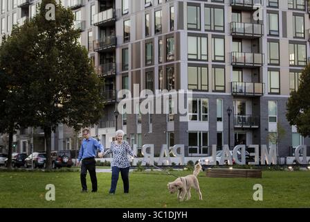 19. Oktober 2017 - Minneapolis, MN, USA - Sam und Kim Thompson nahmen ihren Hund Abby ein Goldendoodle mit auf einen Spaziergang im Gold Medal Park in der Nähe ihrer Minneapolis Wohnung. .... .. - 19. Oktober 2017, Minneapolis, MN, leere Nester verkaufen die großen Vorstadthäuser, in denen sie ihre Kinder großgezogen haben, und wählen Wohnungen in der Innenstadt, in denen sie wie Millennials leben können. - Sam und Kim Thompson (Kreditbild: Carlos Gonzalez/Minneapolis Star Tribune/TNS via ZUMA Wire) Stockfoto