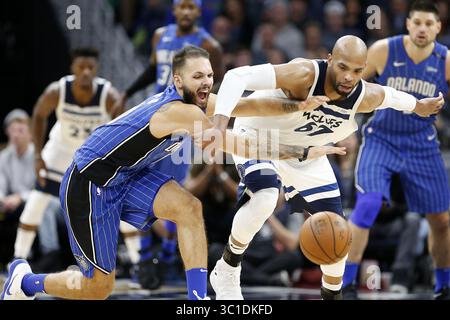 22. November 2017: Minneapolis, MN, USA: Minnesota Timberwolves Stürmer Taj Gibson (67) und Orlando Magic Stürmer Evan Fournier (10) jagen in der zweiten Halbzeit einen losen Ball. ...HINTERGRUNDINFORMATIONEN: Minnesota Timberwolves gegen Orlando Magic im Target Center in Minneapolis am Mittwoch, 22. November 2017. (Kreditbild: Leila Navidi/Minneapolis Star Tribune/TNS via ZUMA Wire) Stockfoto