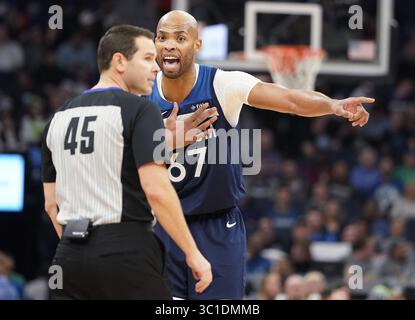 19. Dezember 2018: Minneapolis, MN, USA – Minnesota Timberwolves Stürmer Taj Gibson (67) streitet in der zweiten Halbzeit mit dem Ref. ] LEILA NAVIDI Â leila.navidi@startribune.com ....HINTERGRUNDINFORMATIONEN: Die Minnesota Timberwolves spielen am Mittwoch, den 19. Dezember 2018, im Target Center in Minneapolis gegen die Detroit Pistons. Die Detroit Pistons besiegten die Minnesota Timberwolves 129-123 in Überstunden. (Foto: © Leila Navidi/Minneapolis Star Tribune Via ZUMA Wire) Stockfoto