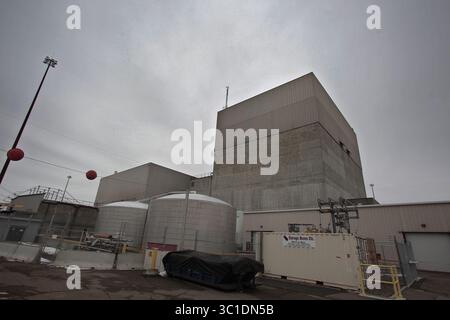 28. Februar 2012 - Monticello, MN, USA - die grauen Betonmauern des Atomkraftwerks Monticello, 40 Meilen nördlich der Twin Cities. Das obere Drittel des Gebäudes ist nicht gehärtet wie der untere Teil, in dem sich der Reaktor befindet. Auf drei ähnlichen Anlagen in Japan explodierten Explosionen von Wasserstoffgas im März 2011 den oberen Teil der Reaktorgebäude. JIM (/STAR TRIBUNE) / 28. Februar 2012 / 9:00 UHR , Monticello, MN HINTERGRUNDINFORMATIONEN: Das Atomkraftwerk Monticello wird von Xcel Energy betrieben. Das 1971 eröffnete Kraftwerk erzeugt genügend Strom, um ne zu betreiben Stockfoto