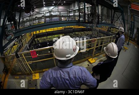 28. Februar 2012 - Monticello, MN, USA - Beamte von Xcel Energy und andere untersuchen das 38 Meter tiefe Becken, in dem sich abgebrannte Brennstäbe befinden, die aus dem Reaktor entfernt wurden. Die Stangen, bedeckt mit 24 Fuß Wasser, kochen etwa ein Jahrzehnt lang, bevor sie in Fässer gebracht werden, die im Freien gelagert werden. Kräne über dem Pool helfen, die Kraftstoffstangen zu bewegen. â€¢ (/STAR TRIBUNE) / 28. Februar 2012 / 9:00 UHR , Monticello, MN HINTERGRUNDINFORMATIONEN: Das Kernkraftwerk Monticello wird von Xcel Energy betrieben. Das 1971 eröffnete Kraftwerk erzeugt genug Strom, um fast eine halbe Million Haushalte zu versorgen. (C Stockfoto