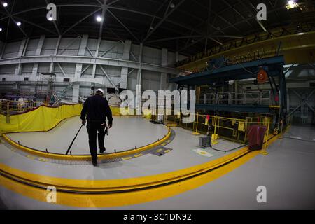 28. Februar 2012: Monticello, MN, USA: Der Atomingenieur von Xcel Energy, Jeff Davis, betritt auf einer verschraubten Stahlplatte an der Spitze des Atomkraftwerks Monticello. Rechts befindet sich ein 38 Meter tiefer Pool, in dem verbrauchte Brennstäbe, die aus dem Reaktor genommen wurden, etwa ein Jahrzehnt lang köcheln, bevor sie in Fässer transportiert werden, die im Freien gelagert werden. Bei der Anlage handelt es sich um einen kochenden Wasserreaktor, der den bei der Katastrophe von Fukushima im März 2011 beschädigten Reaktor ähnelt. In drei japanischen Werken ist dies Teil des Gebäudes, das explodierte, weil im Reaktor während der Krise Wasserstoffgas erzeugt und nicht rechtzeitig abgelassen wurde. JIM (/S Stockfoto