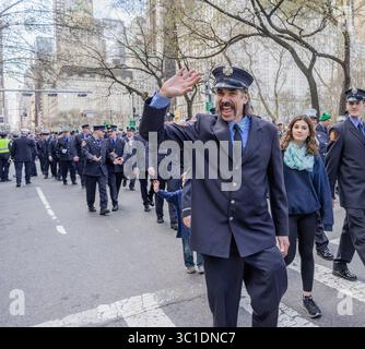 NEW YORK, New YORK – 16. März 2024: Ein Feuerwehrkommando marschiert 2024 bei der New York City Saint Patrick’s Day Parade. Stockfoto