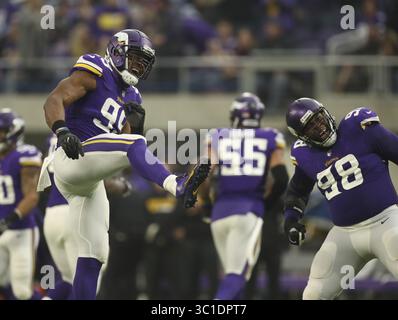 17. Dezember 2017: Minneapolis, MN, USA – Minnesota Vikings Defensive End Danielle Hunter (99) feierte mit Defensive Tackle Linval Joseph (98), nachdem er Cincinnati Bengals Quarterback Andy Dalton für eine 9-Yard-Niederlage im zweiten Quartal entlassen hatte. ...Die Minnesota Vikings standen den Cincinnati Bengals in einem NFL-Football-Spiel am Sonntag Nachmittag, 17. Dezember 2017, im U.S. Bank Stadium in Minneapolis gegenüber. (Bild: Jeff Wheeler/Minneapolis Star Tribune/TNS via ZUMA Wire) Stockfoto