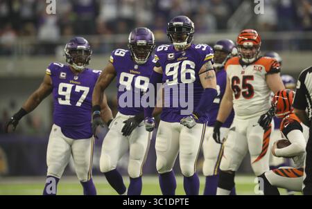 17. Dezember 2017: Minneapolis, MN, USA – Minnesota Vikings Defensive End Brian Robison (96) feierte seinen Sack von Bengals Quarterback Andy Dalton für eine sechs-Yard-Niederlage. ...Dominierten die Minnesota Wikings die Cincinnati Bengals 34-7 und holten den NFC North Titel am Sonntag Nachmittag, 17. Dezember 2017 im U.S. Bank Stadium in Minneapolis. (Bild: Jeff Wheeler/Minneapolis Star Tribune/TNS via ZUMA Wire) Stockfoto