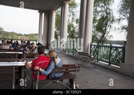 September 2015 - St. Paul, MN, USA - Mary Katherine O'Brien, rechts, und Thomas Bacheller aus Minneapolis genießen einen Drink am Como Dockside in St. Paul, 15. September 2015. Sie gehen in der Regel donnerstags zu einem Outdoor-Yoga-Kurs am See und essen oder trinken anschließend am Como Dockside. (Kreditbild: Courtney Perry/Minneapolis Star Tribune/TNS via ZUMA Wire) Stockfoto