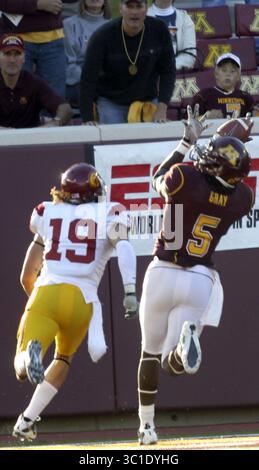 18. September 2010 – Minneapolis, MN, USA – 18. September 2010 – Minneapolis, MN – USC gegen die Minnesota Gophers im TCF Stadium. USC besiegte die Gophers 32-21. Auf diesem Foto: MarQueis Gray (5) aus Minnesota zieht in den letzten Sekunden des Spiels einen TD-Pass von Adam Weber, vorbei an Drew McAllister (19) von USC. (Kreditbild: David Joles/Minneapolis Star Tribune/TNS via ZUMA Wire) Stockfoto