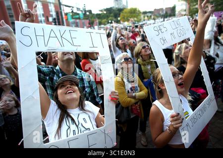 11. September 2015 - St. Paul, MN, USA - Fans blickten auf und winkten, als sie ihr Foto von einem Fotografen auf dem Dach während der DJ Dance Party, die Teil der Taylor Swift Weekend Kick-off Party war, aufnehmen ließen. (/STAR TRIBUNE) Taylor Swift Konzert im Xcel Energy Center in St. Paul, Min., Freitag, 11. September 2015. (Kreditbild: Kyndell Harkness/Minneapolis Star Tribune/TNS via ZUMA Wire) Stockfoto