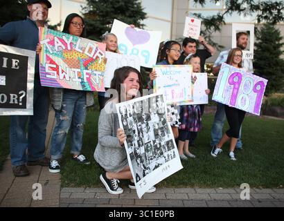 12. September 2015 - St. Paul, MN, USA - Mia Coperbinson, 15, aus Virginia, posierte mit ihren Nachbarn und ihrer Familie, die alle für das Taylor Swift Konzert im Xcel Energy Center bei Swifts zweiter von drei Aufführungen an diesem Wochenende herunterfuhren. (/STAR TRIBUNE) Taylor Swift Konzert im Xcel Energy Center in St. Paul, Min., Samstag, 12. September 2015. (Kreditbild: Kyndell Harkness/Minneapolis Star Tribune/TNS via ZUMA Wire) Stockfoto