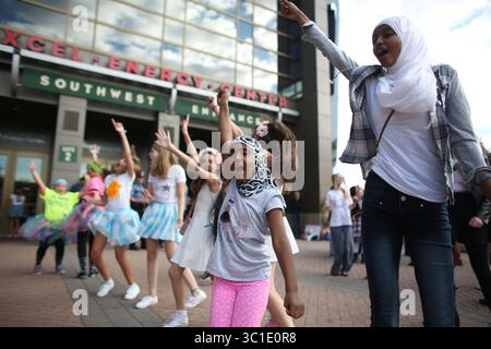 11. September 2015 - St. Paul, MN, USA - Nasteha Nusa, 8, und Schwester Najna Dayib, 15, von Bloomington sangen und tanzten mit der Menge der Fans während der DJ Dance Party, die Teil der Taylor Swift Weekend Kick-off Party war. (/STAR TRIBUNE) Taylor Swift Konzert im Xcel Energy Center in St. Paul, Min., Freitag, 11. September 2015. (Kreditbild: Kyndell Harkness/Minneapolis Star Tribune/TNS via ZUMA Wire) Stockfoto