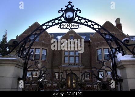 25. Januar 2001 - St. Paul, Minnesota, USA - DATEI: St. Paul, Mn, Donnerstag 1/25/2001 - Außenansicht des Minnesota governorÃ­s Mansion. AKTE--das Äußere des Herrenhauses der Gouverneure von Minnesota ist auf einem Aktenfoto vom 25. Januar 2001 in St. Paul, Minn. Gouverneur Jesse Ventura schlug am Donnerstag, 7. März 2002, auf Gesetzgeber zurück, die sein Sicherheitsbudget kürzten, indem sie erklärten, dass er das Herrenhaus des Gouverneurs schließen würde, das 20-Zimmer-Haus des englischen Tudor, das offizielle Residenz von sieben Gouverneuren war. (Kreditbild: Richard Sennott/Minneapolis Star Tribune/TNS via ZUMA Wire) Stockfoto