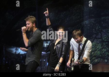 22. Oktober 2010 - Minneapolis, MN - Minnesota, USA - â€¢ /23. Oktober 2010/19:30 Uhr Mitglieder des beliebten Country-Trios Lady Antebellum traten am Freitagabend, 23. Oktober 2010, im Northrop Auditorium auf. AUF DIESEM FOTO trat Lady Antebellum vor einer begeisterten Menschenmenge im Northrop Auditorium auf. Mitglieder sind Charles Kelley, Hillary Scott und Dave Haywood. (Bild: Jim Gehrz/Minneapolis Star Tribune/TNS via ZUMA Wire) Stockfoto