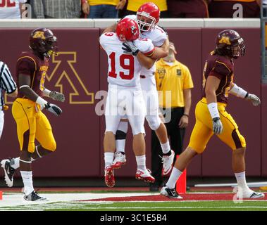 11. September 2010 – Frau, MN, USA – die Offensive-Spieler Tom Flanagan (19) und Dustin Nowotny aus South Dakota feiern am Samstag, den 11. September 2010 im TCF Bank Stadium in Minneapolis, Minnesota. South Dakota hat Minnesota von 41 bis 38 besiegt. (Kreditbild: Marlin Levison/Minneapolis Star Tribune/TNS via ZUMA Wire) Stockfoto