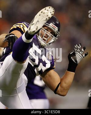 15. September 2010 - Minneapolis, MN, USA - 19. September 2010 ð Minneapolis, Minn ð The Metrodome ð Mall of America Field ð NFL ð Minnesota Vikings vs. Miami Dolphins Vikings Linebacker Chad Greenway (52) feierte mit einem Kick nach einem Tackle für eine Niederlage im vierten Quartal. Miami schlug Minnesota mit einem Endwert von 14:10. (Kreditbild: Carlos Gonzalez/Minneapolis Star Tribune/TNS via ZUMA Wire) Stockfoto