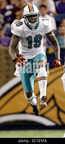 15. September 2010 - Minneapolis, MN, USA - 19. September 2010 ð Minneapolis, Minn ð The Metrodome ð Mall of America Field ð NFL ð Minnesota Vikings vs. Miami Dolphins Dolphins Dolphins Receiver Brandon Marshall (19) reagierte auf einen 46-Meter-Empfang im ersten Quartal. (Kreditbild: Carlos Gonzalez/Minneapolis Star Tribune/TNS via ZUMA Wire) Stockfoto