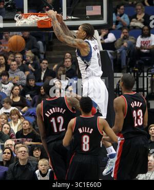 7. Januar 2011: Minneapolis, Minnesota, USA – MICHAEL BEASLEY von Minnesota Timberwolves, der sich in der ersten Halbzeit des Basketballspiels im Target Center von LAMARCUS ALDRIDGE, PATRICK MILLS und MARCUS CAMBY verteidigen wird. Die Trail Blazers gewannen das Spiel mit 108:98. (Kreditbild: Bruce Bisping/Minneapolis Star Tribune/TNS via ZUMA Wire) Stockfoto