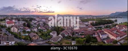 Panoramablick auf den beliebten französischen Urlaubsort Annecy mit mittelalterlicher Burg und Hafen am See Stockfoto