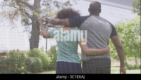 Stehender Mann und Frau in Sportkleidung üben Golfschwingen im Hinterhof und halten Golfschläger Stockfoto