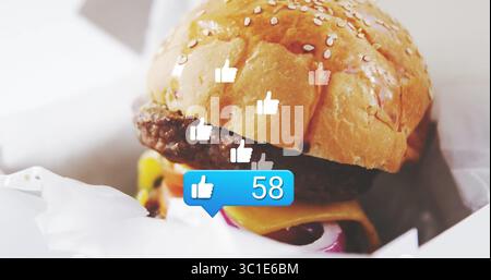 Sitzender Cheeseburger, in Papier gewickelt, auf dem Kaffeekocher mit hochgeklappten Symbolen und Benachrichtigungsblase Stockfoto