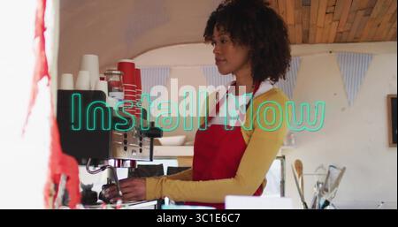 Barista-Frau in roter Schürze, die Espressomaschine im Trailer bedient, Neon-Schild „jetzt installieren“, Kopierraum Stockfoto