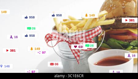 Mit einem galvanisierten Eimer mit goldenen Pommes frites auf der Tischplatte, Burger und Social Ikonen Stockfoto