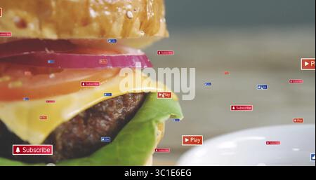 Cheeseburger auf der Küchenzeile mit schwebenden Symbolen für Abonnieren, Spielen und gefällt mir, Kopierbereich Stockfoto