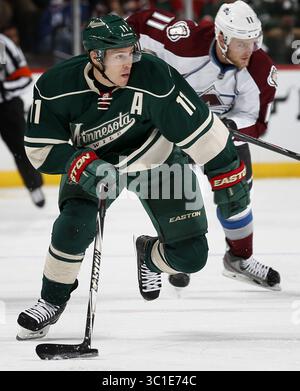9. Oktober 2014: St. Paul, MN, USA: Zach Parise (11) ist in der ersten Periode auf dem Eis gelaufen. - 9. Oktober 2014, St. Paul, Minn., Xcel Energy Center, NHL, Minnesota Wild vs. Colorado Avalanche Season Opener (Kreditbild: Carlos Gonzalez/Minneapolis Star Tribune/TNS via ZUMA Wire) Stockfoto