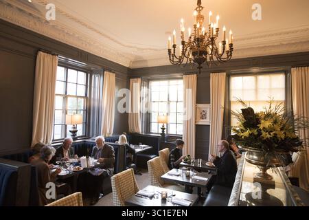 Oktober 2017 - Minneapolis, MN, USA - der Speisesaal in der 510 Lounge. HINTERGRUNDINFORMATION: 510 Lounge in Minneapolis, fotografiert am Donnerstag, 19. Oktober 2017. (Kreditbild: Leila Navidi/Minneapolis Star Tribune/TNS via ZUMA Wire) Stockfoto