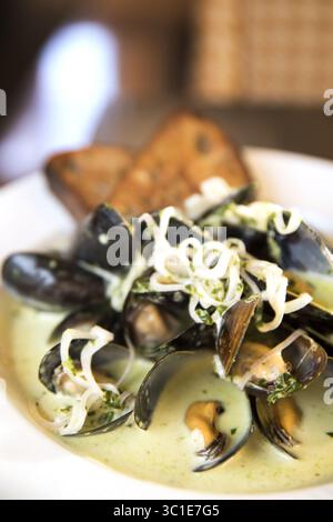 19. Oktober 2017 - Minneapolis, MN, USA - TK Muscheln in Pistou-Bouillon in der 510 Lounge. HINTERGRUNDINFORMATION: 510 Lounge in Minneapolis, fotografiert am Donnerstag, 19. Oktober 2017. (Kreditbild: Leila Navidi/Minneapolis Star Tribune/TNS via ZUMA Wire) Stockfoto