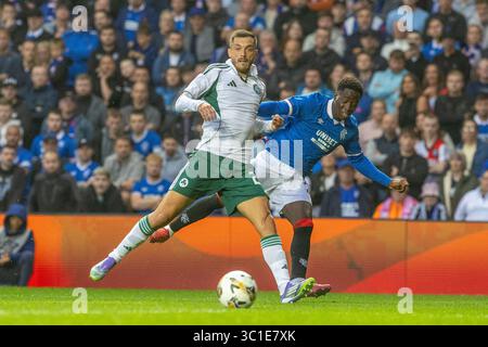 Glasgow, Großbritannien. Juli 2025. Rangers FC spielte Panathinaikos FC im Ibrox Stadium in Glasgow, Schottland, dem Heimstadion des Rangers FC, in der zweiten Qualifikationsrunde der UEFA Champions League 2025/2026. Das Ergebnis war die Rangers 2:0 Panathinaikos. Bild von Djeidi Gassama, der zum Ball geschlagen wurde, von Credit: Findlay/Alamy Live News Stockfoto