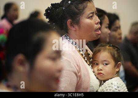 27. August 2017 – St. Paul, MN – Minnesota, USA – USA – Flüchtlinge aus Myanmar, einer der größten und weniger bekannten Gemeinden der Metro, haben mehrere schrumpfende, graue Gemeinden wiederbelebt, darunter First Baptist in St. Paul. Allein St. Paul's First Baptist hat sechs neue Karen-Kirchen geboren, und ihre Mitglieder sind immer noch drei Viertel Karen. Ein neuer Hollywood-Film über Karen-Flüchtlinge, die eine sterbende Tennessee-Kirche retten, erscheint im August. (Kreditbild: Richard Tsong-Taatarii/Minneapolis Star Tribune/TNS via ZUMA Wire) Stockfoto